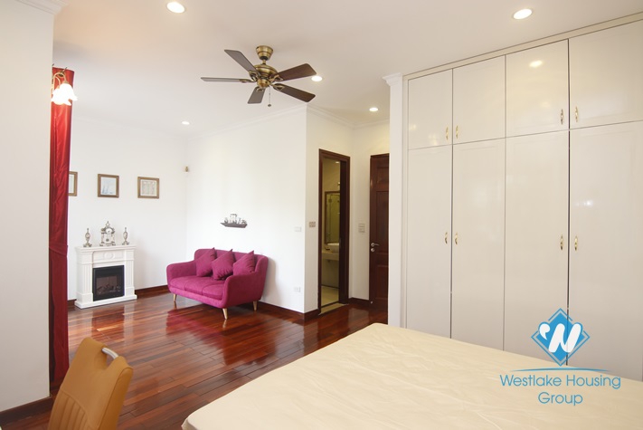 Hanoi furnished 4 bedrooms villa for let in Vinhomes Riverside with river view